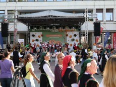 СЕВЛИЕВО СЕ ЗАВЪРТЯ В РИТЪМА НА БЪЛГАРСКОТО ХОРО