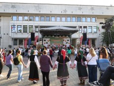 СЕВЛИЕВО СЕ ЗАВЪРТЯ В РИТЪМА НА БЪЛГАРСКОТО ХОРО