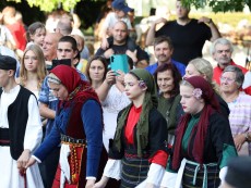 СЕВЛИЕВО СЕ ЗАВЪРТЯ В РИТЪМА НА БЪЛГАРСКОТО ХОРО