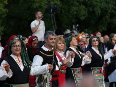 СЕВЛИЕВО СЕ ЗАВЪРТЯ В РИТЪМА НА БЪЛГАРСКОТО ХОРО
