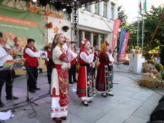 СЕВЛИЕВО СЕ ЗАВЪРТЯ В РИТЪМА НА БЪЛГАРСКОТО ХОРО