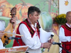 СЕВЛИЕВО СЕ ЗАВЪРТЯ В РИТЪМА НА БЪЛГАРСКОТО ХОРО