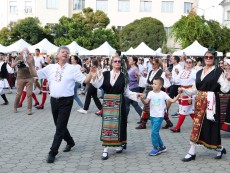 СЕВЛИЕВО СЕ ЗАВЪРТЯ В РИТЪМА НА БЪЛГАРСКОТО ХОРО