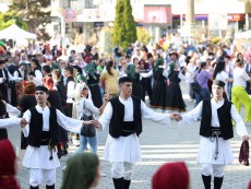 СЕВЛИЕВО СЕ ЗАВЪРТЯ В РИТЪМА НА БЪЛГАРСКОТО ХОРО