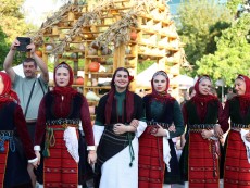 СЕВЛИЕВО СЕ ЗАВЪРТЯ В РИТЪМА НА БЪЛГАРСКОТО ХОРО