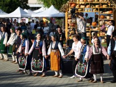 СЕВЛИЕВО СЕ ЗАВЪРТЯ В РИТЪМА НА БЪЛГАРСКОТО ХОРО